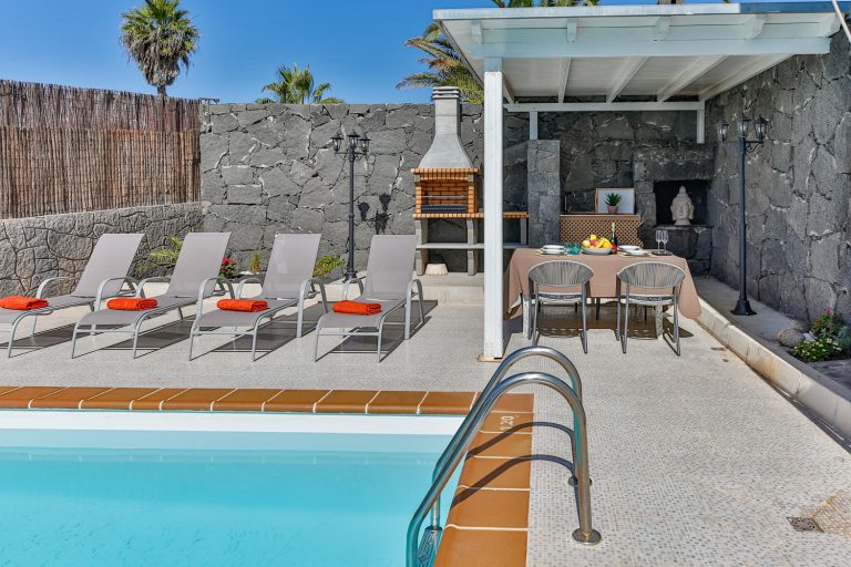 Villa de alquiler con piscina y barbacoa